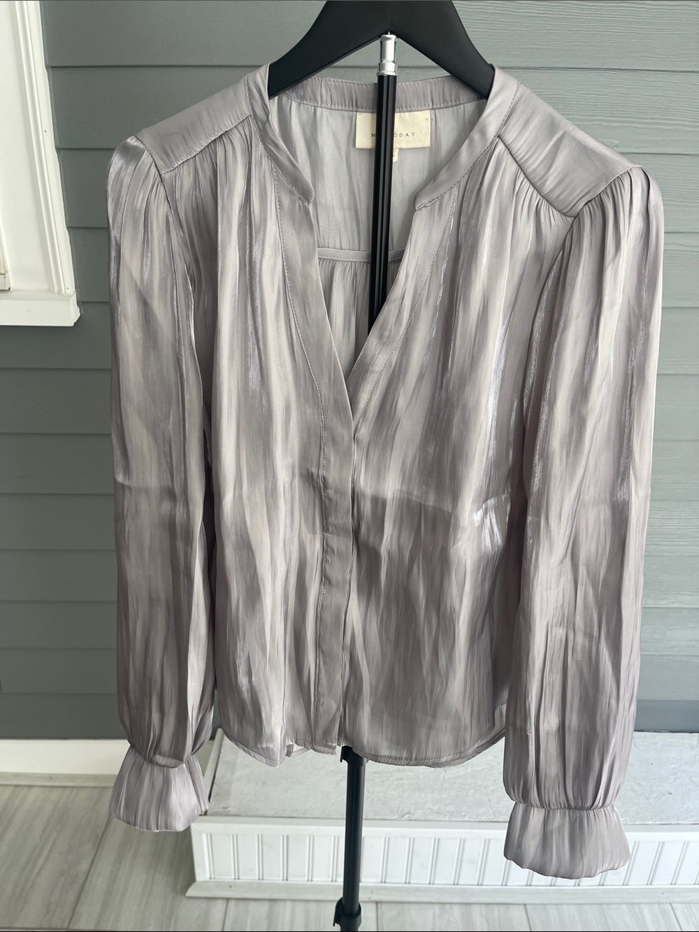 MELLODAY Silver-Gray Satin V-Neck Blouse Size Medium